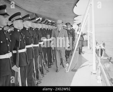 BESUCH VON PRÄSIDENT TRUMAN. 2. AUGUST 1945 AN BORD DER HMS RENOWN IN PLYMOUTH. DER PRÄSIDENT DER VEREINIGTEN STAATEN, HARRY TRUMAN, BESUCHTE GROSSBRITANNIEN ZUM ERSTEN MAL UND WURDE VON HM THE KING AN BORD DER HMS RENOWN IN PLYMOUTH GETROFFEN. Präsident Truman inspiziert die Royal Marine Guard of Honour an Bord der HMS RENOWN Stockfoto