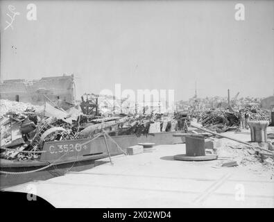 Am 3. Juni 1942 wurde das Handelsschiff orari in Malta repariert, wobei Feuerzeuge mit Schrott die Operation unterstützten. Stockfoto