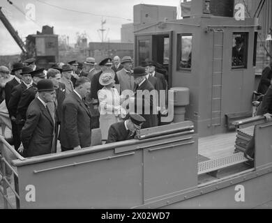 BESUCH DES KÖNIGS UND DER KÖNIGIN IN BELFAST AUF DER HMS PHOEBE. 1942. - Der König unterschrieb das Besucherbuch an Bord der HERZOGIN VON ABERCORN Stockfoto