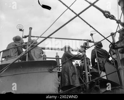 AN BORD DES SCHLACHTSCHIFFS HMS RODNEY. SEPTEMBER 1940. - Die Crew hinter dem Bommel während des Trainings Stockfoto