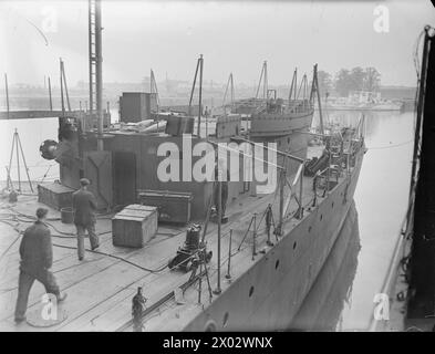 MÄNNER UND FRAUEN HINTER GROSSBRITANNIENS SCHIFFEN. MAI 1945, YARGARS MARINESCHIFT, GLASGOW. - Männer am Nachbau eines Zerstörers Yarrow & Company Limited, Glasgow, Schiffbauer Stockfoto