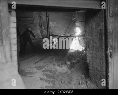 MÄNNER UND FRAUEN HINTER GROSSBRITANNIENS SCHIFFEN. MAI 1945, ALSTON FOUNDRY, ALSTON, CUMBERLAND. - Reinigung der Kuppelboden-Alston-Gießerei Stockfoto