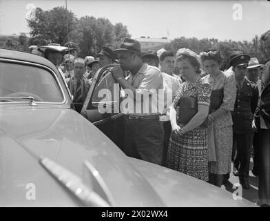 Am 19. Mai 1943 hielt Premierminister Winston Churchill eine 55-minütige Ansprache vor dem US-Kongress in Washington, die weltweit ausgestrahlt wurde, wobei Menschen außerhalb des Kapitols zuhörten. Stockfoto