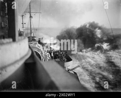 DAS BRITISCHE SCHLACHTSCHIFF BOMBARDIERT CATANIA. 17. JULI 1943 AN BORD DER HMS WARSPITE. ALS DIE HMS WARSPITE AUF EINEN RUF DER ARMEE ANTWORTETE, TONNEN VON GRANATEN AUS EINER REICHWEITE ZWISCHEN 15.000 UND 11.000 METERN AUF FEINDLICHE TRUPPEN SCHLEUDERTE, DIE IMMER NOCH AUF CATANIA, SIZILIEN, HIELTEN. - Die großen Geschütze der WARSPITE schleudern Granaten auf den Feind von Catania Stockfoto