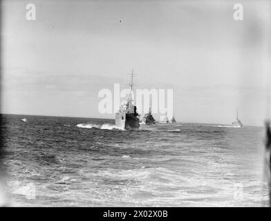 ZERSTÖRER AUF SEE. AN BORD DER HMS KIPLING AUF SEE, OKTOBER 1940. - Flottilla in der Schlange Stockfoto