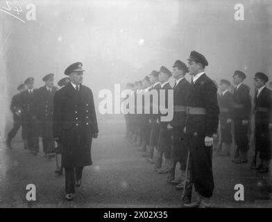 DER FÜNFTE SEE LORD INSPIZIERT MARINEFLUGLEHRLINGE UND ÜBERREICHT PREISE. 12. UND 13. DEZEMBER 1944 HMS DAEDALUS II., ROYAL MARINEFLUGSTATION, NEWCASTLE-UNDER-LYME. VIZEADMIRAL D W BOYD, CB, CBE, DSC, FIFTH SEA LORD, INSPEKTION VON MARINEFLUGAUSZUBILDENDEN. - Der Fünfte Seerord, der die Ehrenwache inspiziert, die von der klügsten Sektion gebildet wurde, die den "Guard Cup" gewonnen hat. Stockfoto