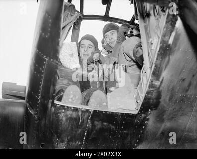 KÖNIGLICHE LUFTWAFFE: FRANKREICH, 1939-1940. - Der Pilot und Beobachter eines Bristol Blenheim Mark IV. Sitzt an ihren Positionen im Cockpit, wie für einen Aufklärungsdienst aus der Luft Stockfoto