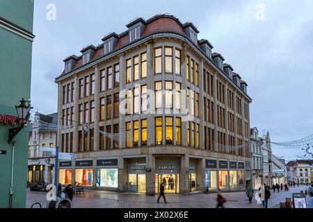 Stammhaus der Karstadt AG in Wismar 20240104tr066 in einer der ältesten Straßen der Hansestadt Wismars steht noch heute das Stammhaus der Karstadt AG. Das Kaufhaus wurde 1907 in Stahlskelettbauweise errichtet. Wismar Mecklenburg-Vorpommern Deutschland *** Karstadt AG Flagship Store in Wismar 20240104tr066 der Flagship Store der Karstadt AG steht noch heute in einer der ältesten Straßen der Hansestadt Wismar das Kaufhaus wurde 1907 als Stahlskelettbau errichtet Wismar Mecklenburg-Vorpommern Deutschland Copyright: XThomasxRathayx Stockfoto