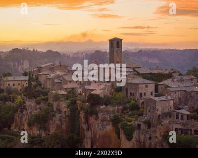 Das wunderschöne Dorf Civita di Bagnoregio bei Sonnenuntergang im Herbst, Civita di Bagnoregio, Viterbo, Latium, Italien, Europa Stockfoto