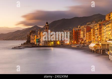 Das wunderschöne Dorf Camogli bei Sonnenuntergang im Herbst, Camogli, Provinz Genova, Ligurien, Italien, Europa Stockfoto