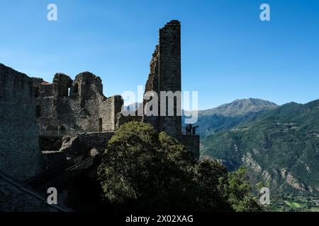 Detail der Sacra di San Michele, einem religiösen Komplex auf dem Pirchiriano im Val di Susa, mit Bergen im Hintergrund, Sant'Ambrogio di Turin Stockfoto