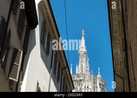 Blick auf den Mailänder Dom (Duomo di Milano), von einer der umliegenden Straßen auf der Piazza del Duomo (Domplatz), Mailand, Lombarary, Italien Stockfoto