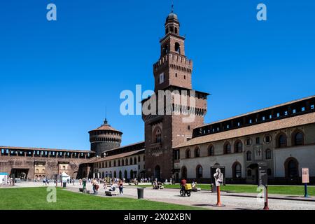 Blick auf Castello Sforzesco (Burg von Sforza), eine mittelalterliche Festung aus dem 15. Jahrhundert, die heute Museen und Kunstsammlungen beherbergt, Mailand Stockfoto
