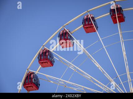 Rote Gondeln am Riesenrad Stockfoto