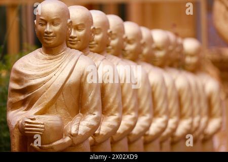 Statuen von Sangha mit Opferschalen (Almen für Buddhisten Mönche), Mongkol Serei Kien Khleang Pagode, Phnom Penh, Kambodscha, Indochina Stockfoto