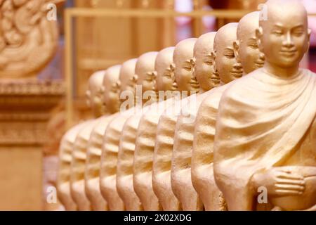 Statuen von Sangha mit Opferschalen (Almen für Buddhisten Mönche), Mongkol Serei Kien Khleang Pagode, Phnom Penh, Kambodscha, Indochina Stockfoto