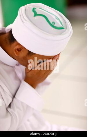 Muslimischer Mann betend, Jamiul Azhar Moschee, Vietnam, Indochina, Südostasien, Asien Stockfoto