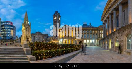 Blick auf das Chamberlain Memorial am Chamberlain Square in der Abenddämmerung, Birmingham, West Midlands, England, Vereinigtes Königreich Europa Stockfoto