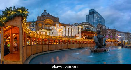 Blick auf die Verkaufsstände des Weihnachtsmarktes in Victoria Square, Birmingham, West Midlands, England, Großbritannien, Europa Stockfoto