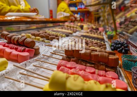 Blick auf Schokolade am Weihnachtsmarkt am Victoria Square in der Abenddämmerung, Birmingham, West Midlands, England, Großbritannien, Europa Stockfoto