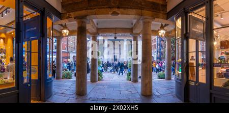 Blick auf St.. Paul's Church from the Apple Market at Christmas, Covent Garden, London, England, Vereinigtes Königreich, Europa Stockfoto