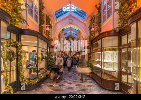 Blick auf die Burlington Arcade zu Weihnachten in Piccadilly, Westminster, London, England, Großbritannien, Europa Stockfoto