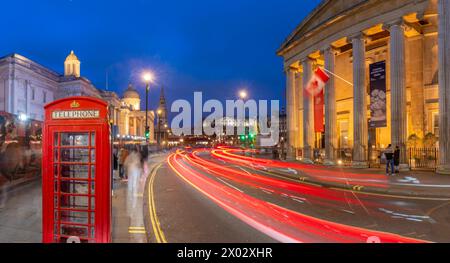 Blick auf die rote Telefonzelle und den Trafalgar Square in der Abenddämmerung, Westminster, London, England, Vereinigtes Königreich, Europa Stockfoto