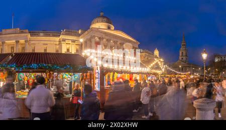 Blick auf den Weihnachtsmarkt und die National Gallery am Trafalgar Square in der Abenddämmerung, Westminster, London, England, Vereinigtes Königreich Europa Stockfoto