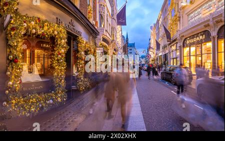 Blick auf die Geschäfte in der New Bond Street in Christmas, Westminster, London, England, Großbritannien, Europa Stockfoto