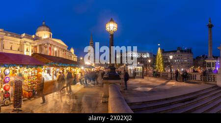 Blick auf den Weihnachtsmarkt und die National Gallery am Trafalgar Square in der Abenddämmerung, Westminster, London, England, Vereinigtes Königreich Europa Stockfoto