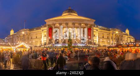 Blick auf den Weihnachtsmarkt und die National Gallery am Trafalgar Square in der Abenddämmerung, Westminster, London, England, Vereinigtes Königreich Europa Stockfoto