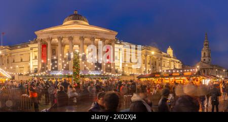 Blick auf den Weihnachtsmarkt und die National Gallery am Trafalgar Square in der Abenddämmerung, Westminster, London, England, Vereinigtes Königreich Europa Stockfoto