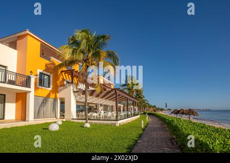 Blick auf Hotel und Strand in der Nähe von Puerto Morelos, Karibikküste, Yucatan Halbinsel, Mexiko, Nordamerika Stockfoto