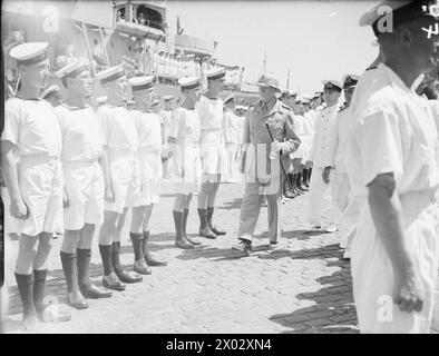 Am 16. Mai 1942 inspizierte Feldmarschall Jan Christiaan Smuts südafrikanisches Marinepersonal, das auf der Kaiseite in Alexandria, Ägypten, stationiert war, während eines Besuchs bei den Marinestreitkräften im Nahen Osten. Stockfoto