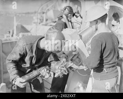 1941 operierte die HMCS Niagara, ein Zerstörer der Town-Class, mit einer kanadischen Besatzung, die Kampfstationen durchführte, einschließlich der Beladung der zwölf-Pfünder-Geschütze während des Marinedienstes. Stockfoto