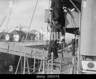 KRONPRINZ OLAV VON NORWEGEN BESUCHT DEN NORWEGISCHEN ZERSTÖRER HMNS SLEIPNER, DER MIT DER BRITISCHEN MARINE ZUSAMMENARBEITET. 1940. - Kronprinz Olav verlässt die Brücke Stockfoto