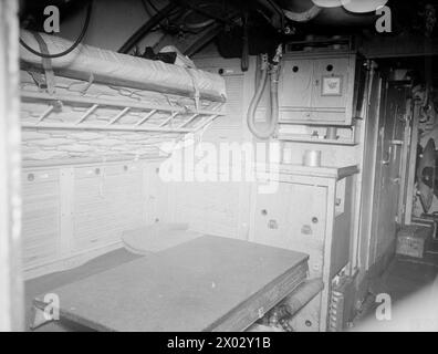 AN BORD DER KAPITULIERTEN U 532. 18. MAI 1945, GLADSTONE DOCK, LIVERPOOL. AN BORD DER U 532 GAB SICH DIE BLOCKADE DES DEUTSCHEN U-BOOTS AUF DEM WEG VON JAPAN MIT EINER LADUNG AUS TIN, CHININ, WOLFRAM UND GUMMI IM ATLANTIK AUF. - In der Wache von U 532 Stockfoto