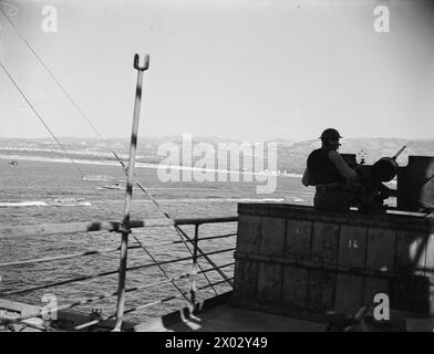 SAMSTAG, 10. JULI 1943: DIE SIZILIANISCHE INVASION BEGINNT. AN BORD DES TRUPPENSCHIFFES WINCHESTER CASTLE, VOR SIZILIEN. - In Avola, Sizilien Stockfoto