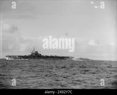 AN BORD DER HMS ESKIMO. FEBRUAR 1942, AN BORD DES ZERSTÖRERS DER STAMMESKLASSE IN DEN NÖRDLICHEN GEWÄSSERN. - HMS SIEGREICH auf dem Rückweg aus norwegischen Gewässern Royal Navy, SIEGREICH (HMS), Flugzeugträger Stockfoto