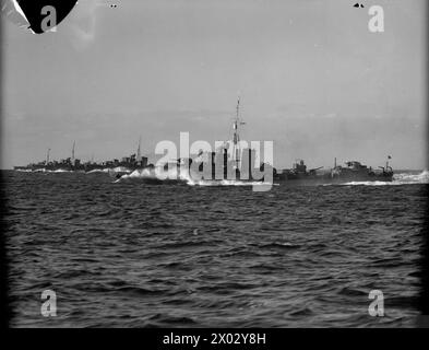 ZERSTÖRER AUF SEE. AN BORD DER HMS KIPLING AUF SEE, OKTOBER 1940. - Flottilla in der Schlange Stockfoto