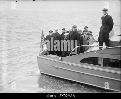 MR. CHURCHILLS SEEREISE IN DIE USA - ERSTE BILDER. MAI 1943, AN BORD DER SS QUEEN MARY AUF DEM WEG IN DIE USA. HERR CHURCHILL WURDE VON HOCHRANGIGEN BEAMTEN UND MINISTERN BEGLEITET. - Der Premierminister und die Partei verließen das Schiff in einem Schiff der Küstenwache bei Ankunft in den USA Stockfoto