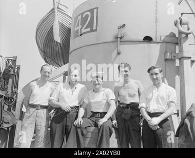 MIT EINEM INVASIONSVETERANEN. 6. AUGUST 1944, IM ENGLISCHEN KANAL, MIT PANZERLANDESCHIFF 421, DAS AN JEDER LANDUNG AB SIZILIEN TEILGENOMMEN HAT. - Männer von LST 421. Von links nach rechts: Leading Cook G C Dawes-Hayes aus Brighton; Cook E Britton-Wainright aus Bovingden Camp, Dorset; Able Seaman B Bresh aus Hackney, London; führender Wassermechaniker J Caldwell aus Stirling und Asst Petty Officer Cook E C Gillan aus Dagenham, Essex Stockfoto