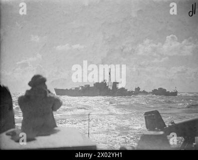 ZERSTÖRER AUF SEE. 1940, AN BORD EINES ZERSTÖRERS. - HMS SPEER-Silhouetten gegen die Skyline Stockfoto