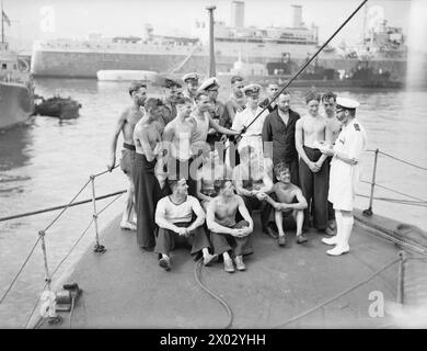 AKTION DER HM TRAWLER LADY SHIRLEY MIT DEUTSCHEM U-BOOT. SEPTEMBER 1941, AN BORD DER HMT LADY SHIRLEY, WÄHREND UND NACH DER AKTION. EIN GROSSES DEUTSCHES U-BOOT ERGAB SICH INFOLGE DER AKTION DER HMT-LADY SHIRLEY. DER TRAWLER WAR AUF PATROUILLE, ALS DAS U-BOOT AN DER OBERFLÄCHE GESICHTET WURDE. DAS U-BOOT TAUCHTE SOFORT UND DER TRAWLER GRIFF MIT TIEFENLADUNGEN AN. DIESE ZWANGEN DAS U-BOOT AN DIE OBERFLÄCHE UND SIE WURDE SOFORT VON DEN 4'-KANONEN UND MASCHINENGEWEHREN VON LADY SHIRLEY VERWICKELT. NACHDEM SIE VON MEHREREN 4' GRANATEN GETROFFEN WORDEN WAREN, ERGAB SICH DIE CREW DES U-BOOTES. DAS U-BOOT SANK. LADY SHIRLEY ERREICHTE GIBRALTAR MIT 44 Stockfoto