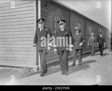 Am 24. August 1940 inspizierte Konteradmiral R.L. Ghormley von der US Navy die HMS Raleigh während eines Besuchs der amerikanischen Marine-, Militär- und Luftmission beim Western Approaches Command in Devonport. Stockfoto