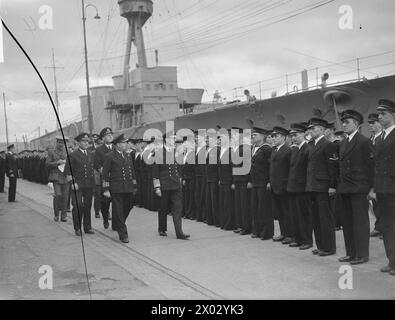 KING UND QUEEN BESUCHEN BELFAST AUF DER HMS PHOEBE. 1942. - Der König inspiziert die Schiffskompanie von HMS CAROLINE Stockfoto