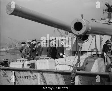 Am 24. August 1940 leitete Konteradmiral R L Ghormley von der US Navy eine amerikanische Marine-, Militär- und Luftmission, die das Western Approaches Command in Devonport an Bord der HMS Exeter besuchte. Stockfoto