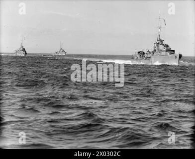 ZERSTÖRER AUF SEE. AN BORD DER HMS KIPLING AUF SEE, OKTOBER 1940. - Zerstörer manövrieren. HMS KASHMIR, ist die nächste Kamera Stockfoto