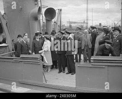 BESUCH DES KÖNIGS UND DER KÖNIGIN IN BELFAST AUF DER HMS PHOEBE. 1942. Der König und die Königin an Bord der HERZOGIN VON ABERCORN Stockfoto