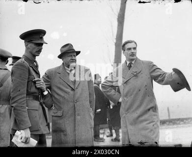Im November 1939 besuchten Vertreter des Commonwealth, darunter Oberstleutnant M C Dempsey, Denys Reitz und Anthony Eden die Westfront, um britische und alliierte Truppen zu beobachten. Stockfoto